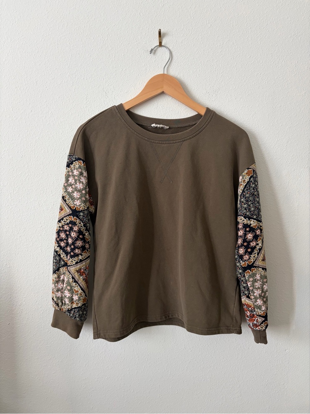 Roolee Olive Crewneck Sweatshirt Tapestry Print Quilted Sleeves Sz XS Boho